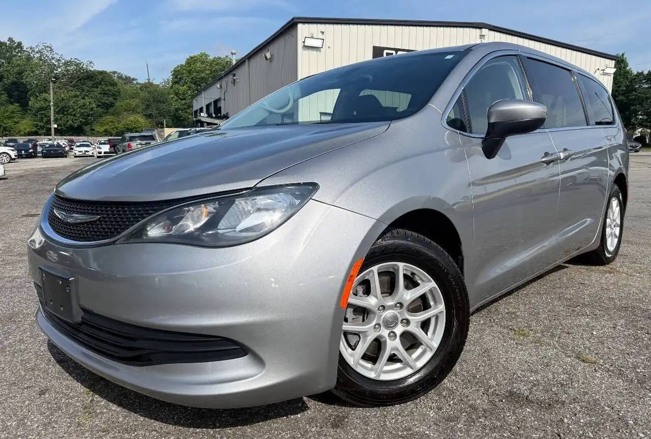 2017 Chrysler Pacifica Touring's photo