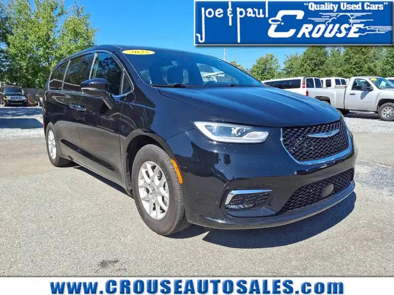 2025 Chrysler Pacifica Select's photo