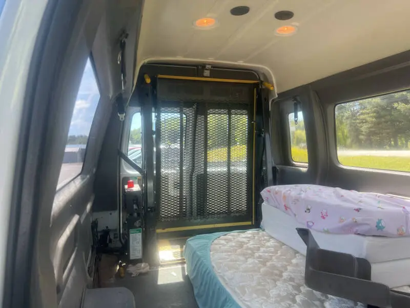 2011 Ford E-Series E-250 Extended photo 4