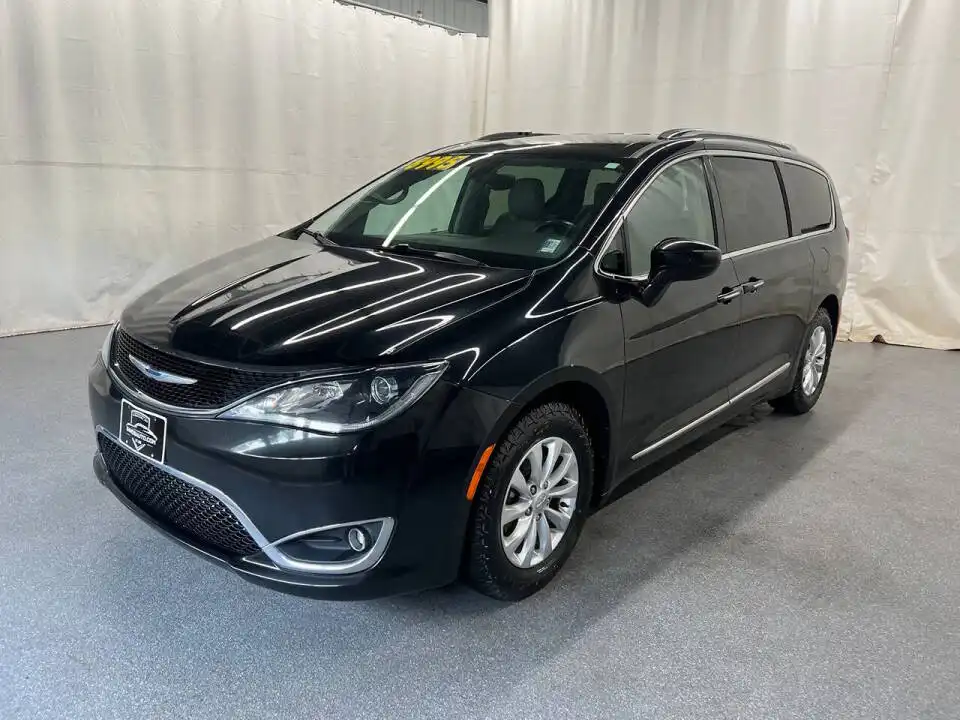2018 Chrysler Pacifica Touring L's photo