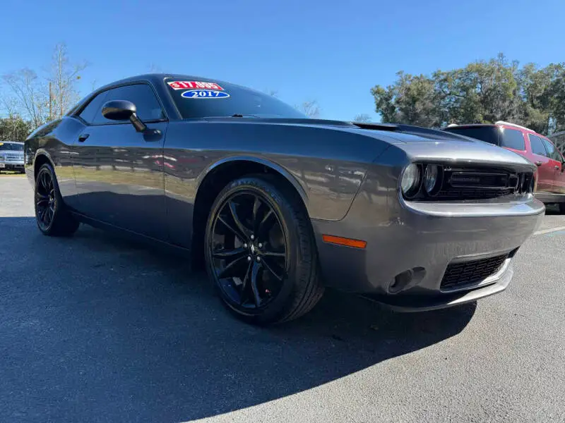 2017 Dodge Challenger SXT photo 1