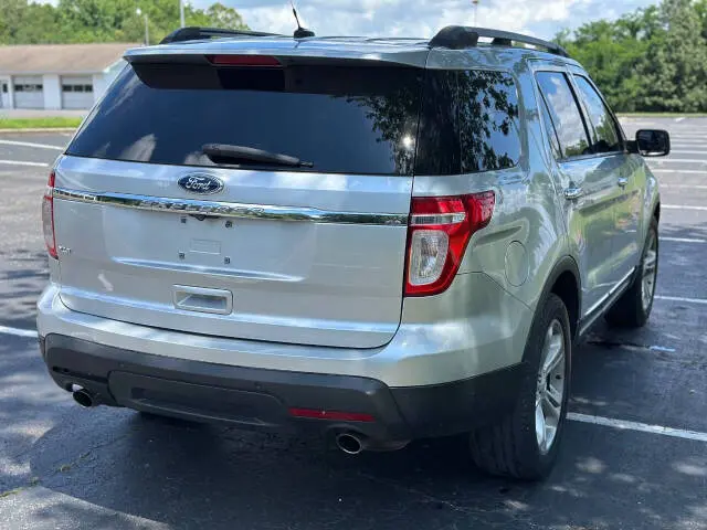 2011 Ford Explorer XLT photo 3