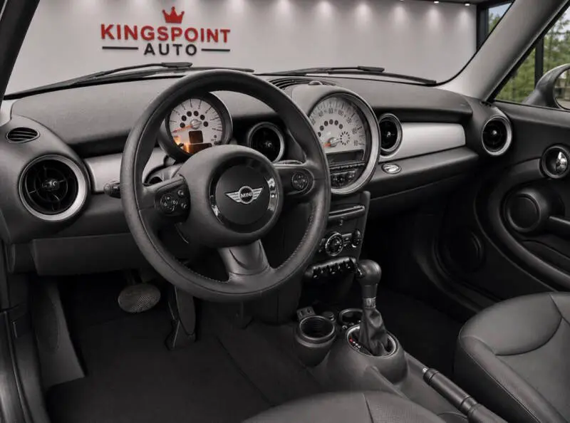 2013 MINI Cooper Base photo 3