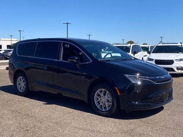 2027 Chrysler Pacifica Select photo 5