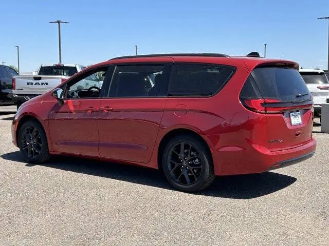 2026 Chrysler Pacifica Select photo 3