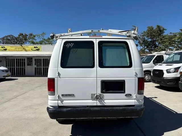 2009 Ford E-Series E-250 Van photo 3