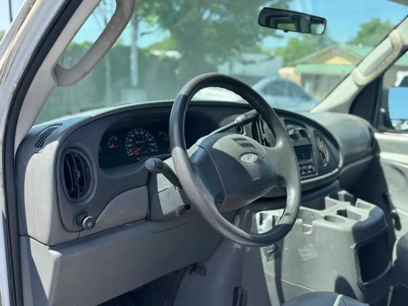 2003 Ford E-Series E-150 Van photo 4