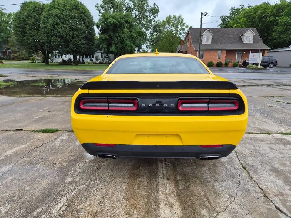 2017 Dodge Challenger SXT Plus photo 4