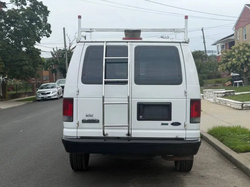 2010 Ford E-Series E-250 Van photo 4