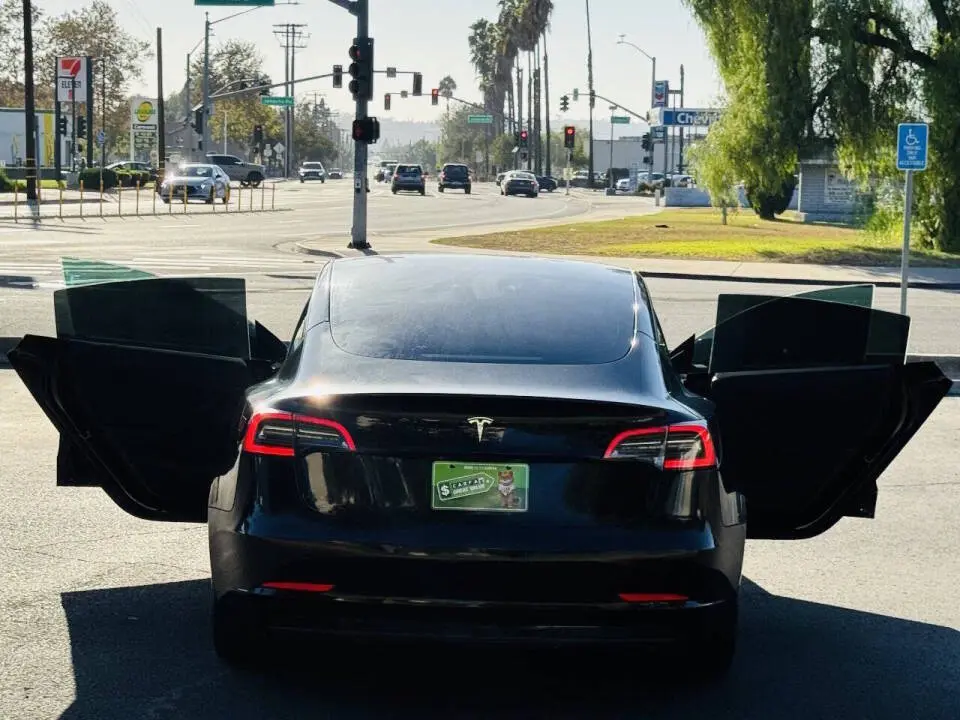 2023 Tesla Model 3 Base photo 4