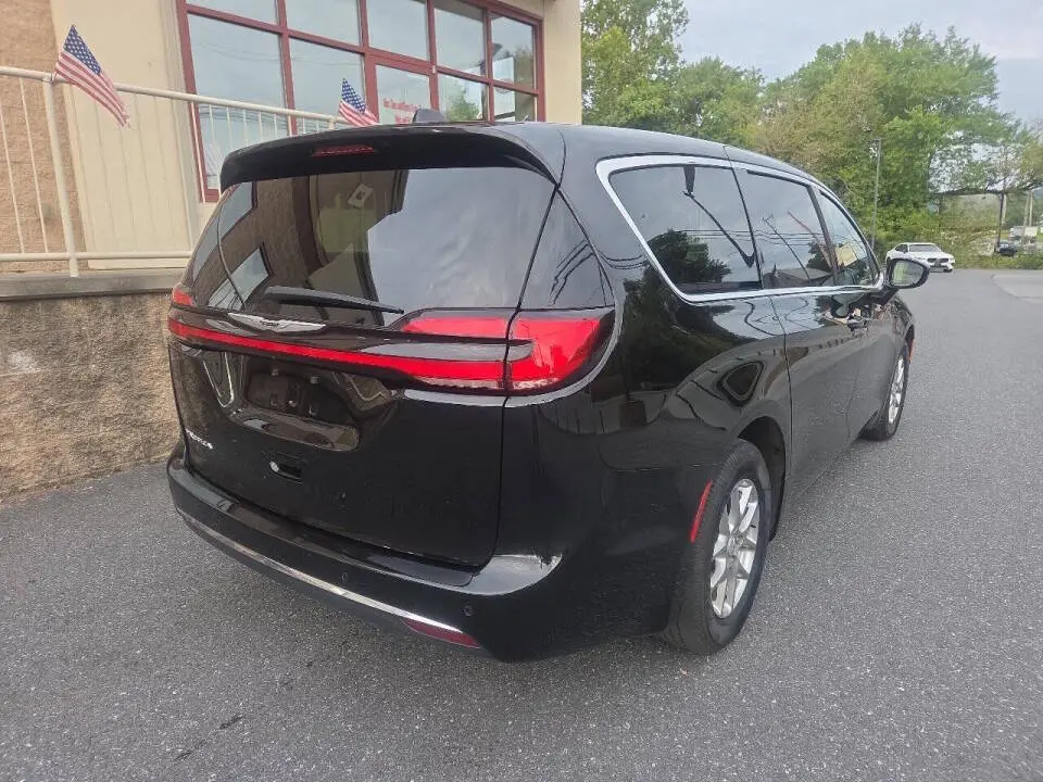 2025 Chrysler Pacifica Select photo 5