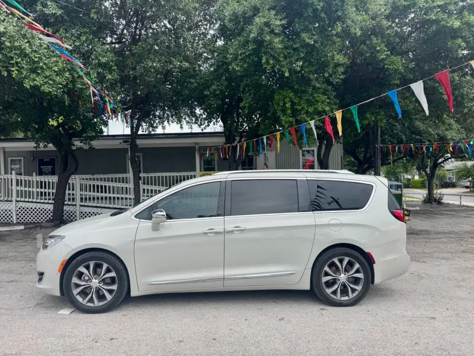 2017 Chrysler Pacifica Limited's photo