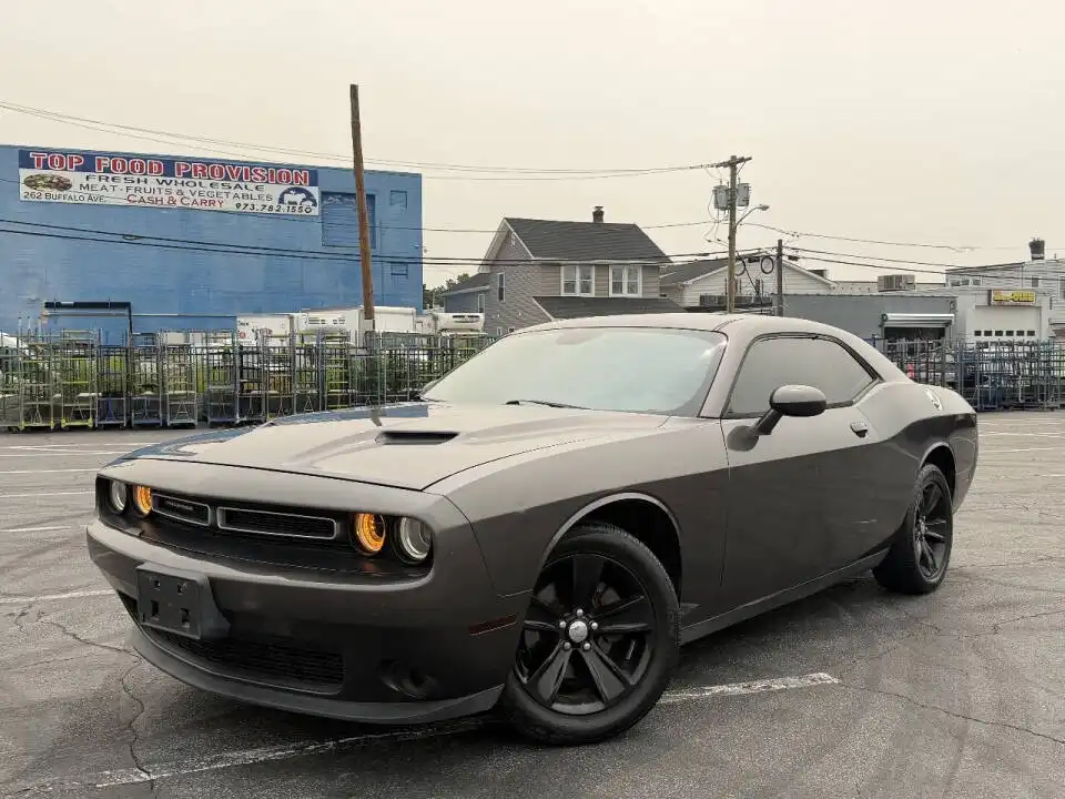 2016 Dodge Challenger SXT's photo