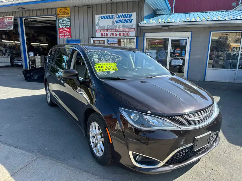 2017 Chrysler Pacifica Touring Plus photo 1
