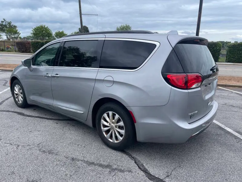 2017 Chrysler Pacifica Touring-L photo 4