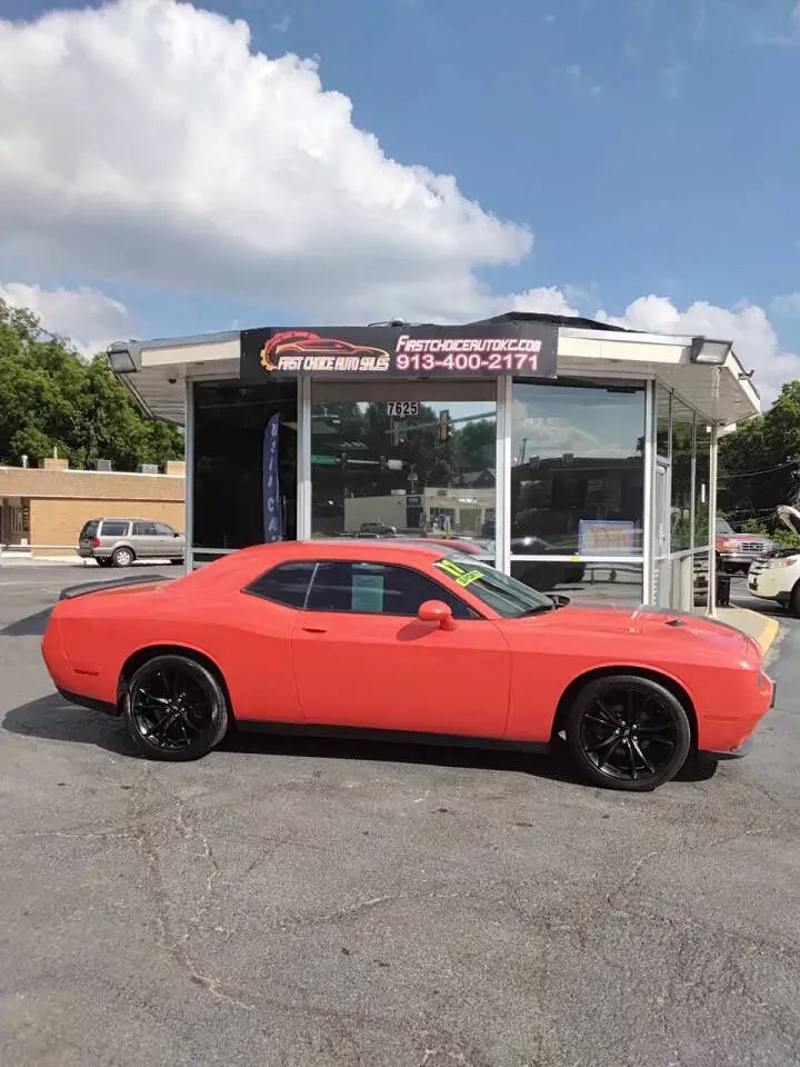 2017 Dodge Challenger SXT photo 1