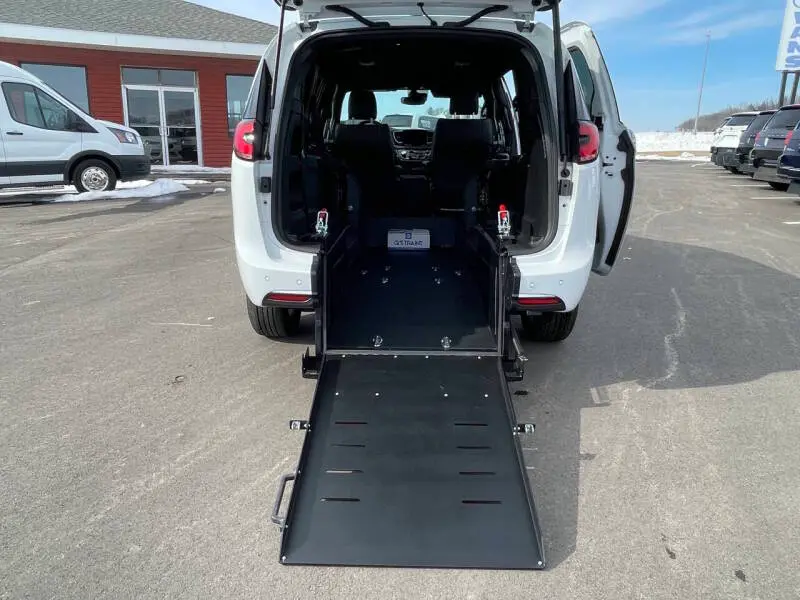 2025 Chrysler Pacifica Select photo 3