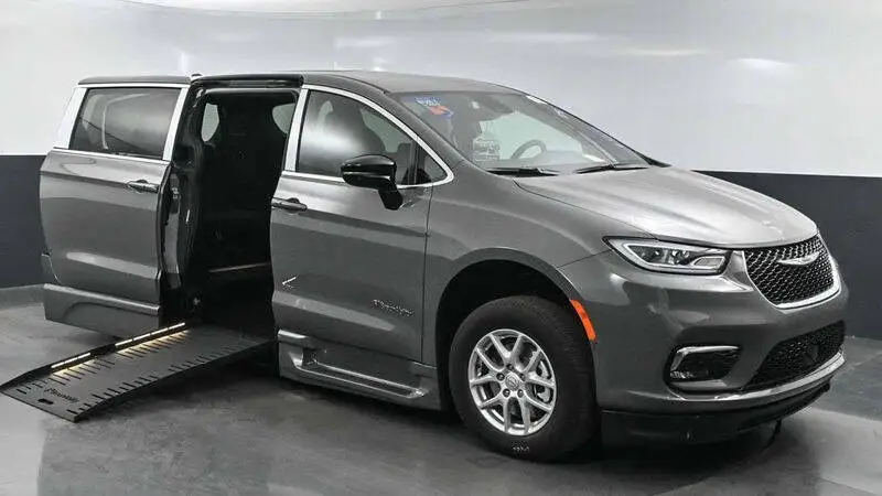 2025 Chrysler Pacifica Select photo 1