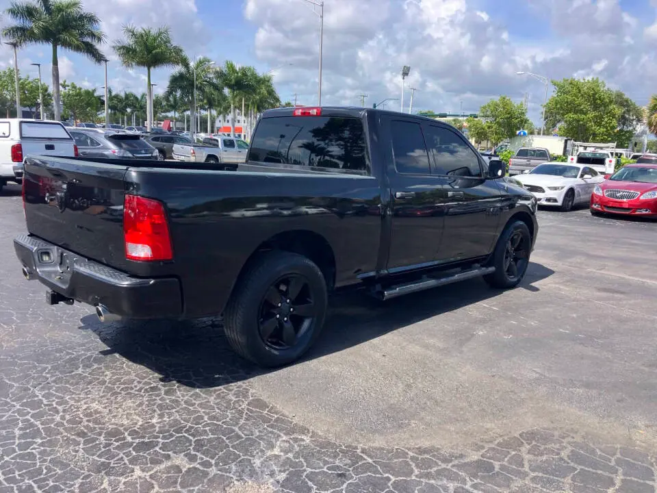 2017 RAM 1500 Express Quad Cab 6'4 photo 4