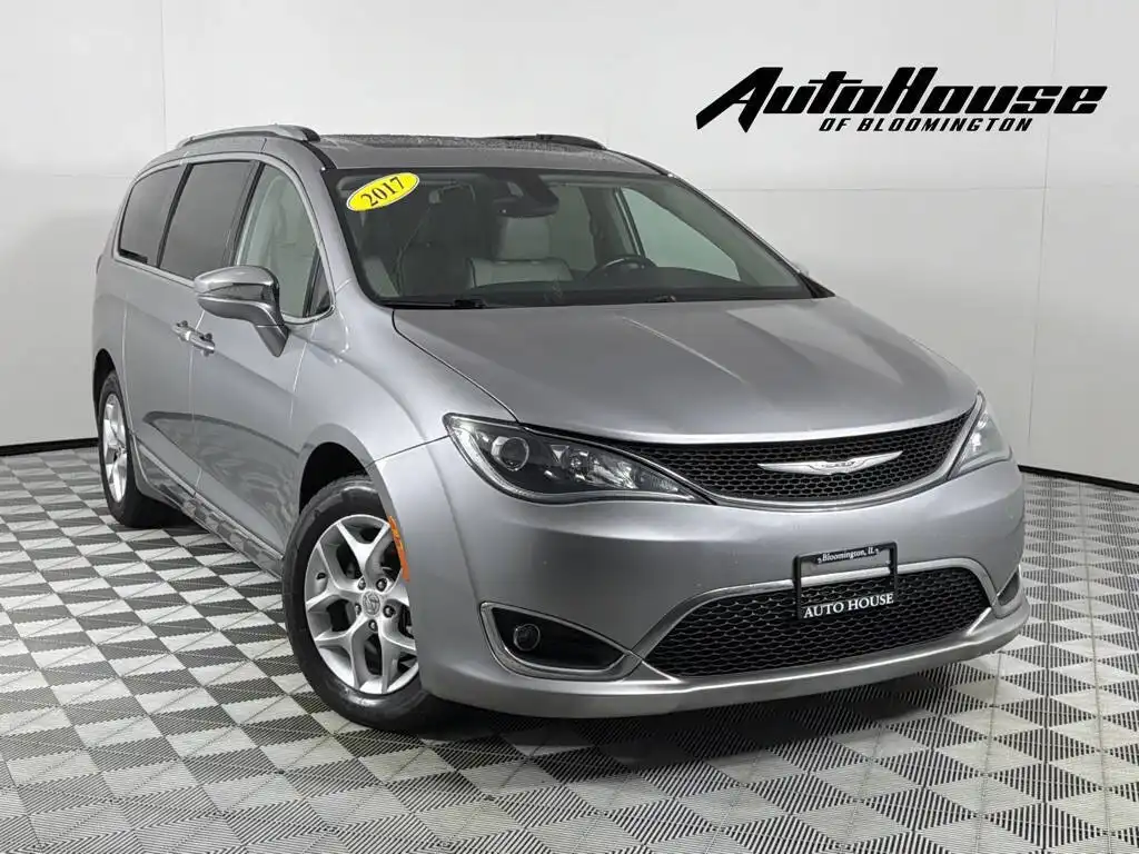 2017 Chrysler Pacifica Limited's photo
