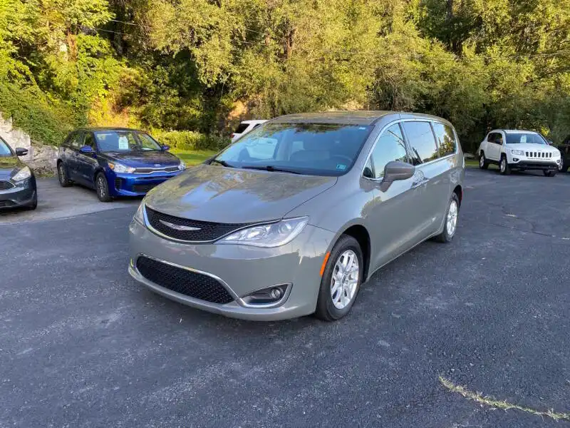 2020 Chrysler Pacifica Touring's photo