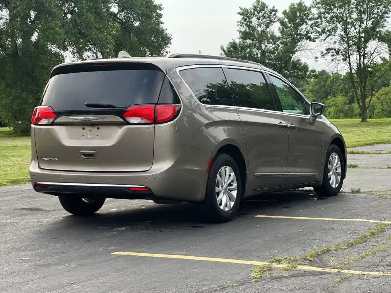 2017 Chrysler Pacifica Touring-L photo 3