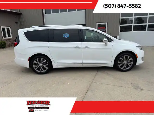 2018 Chrysler Pacifica Limited's photo