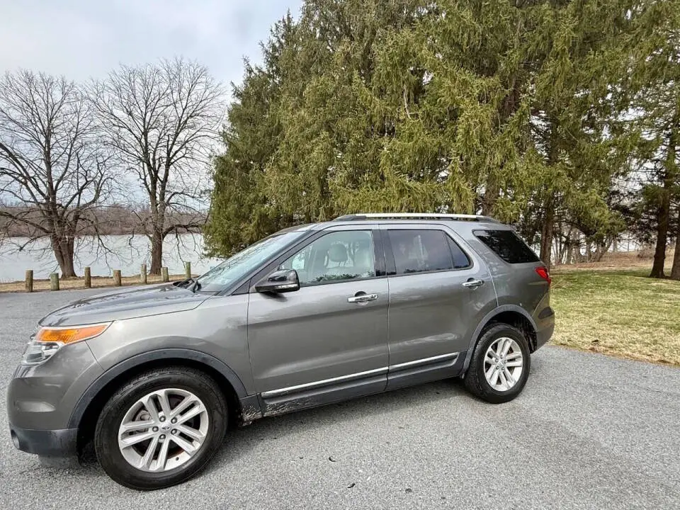 2013 Ford Explorer XLT 4WD photo 3