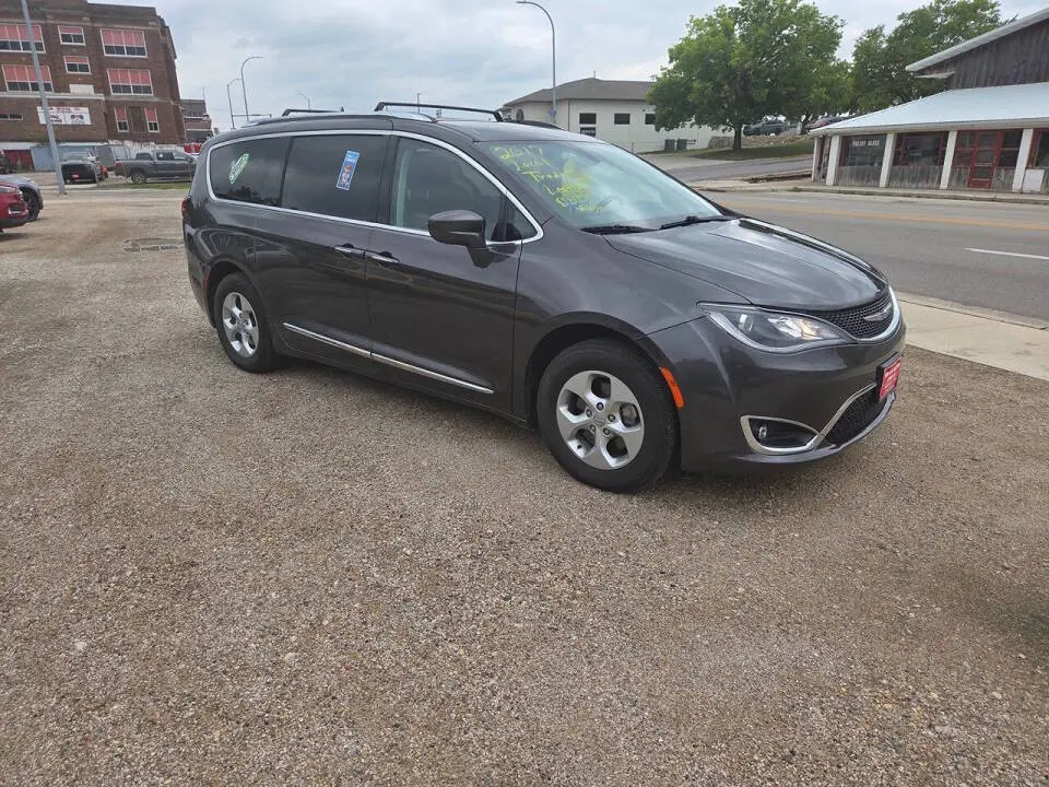 2017 Chrysler Pacifica Touring L Plus photo 3