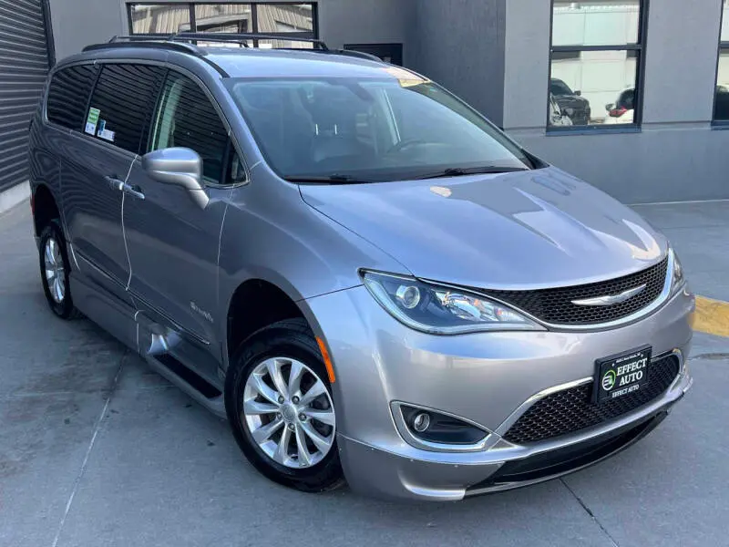 2017 Chrysler Pacifica Touring-L photo 3