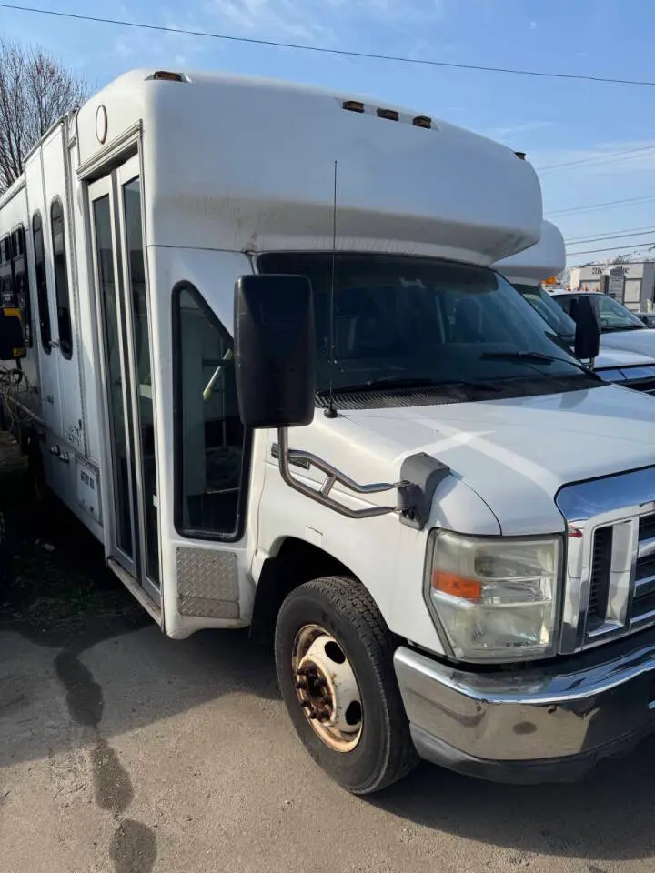 2010 Ford E-Series E-450 SD photo 3
