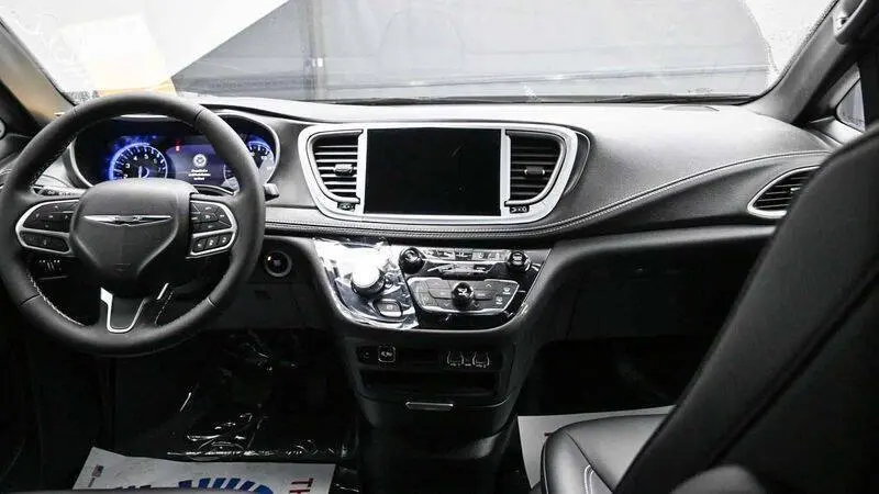 2025 Chrysler Pacifica Select photo 5
