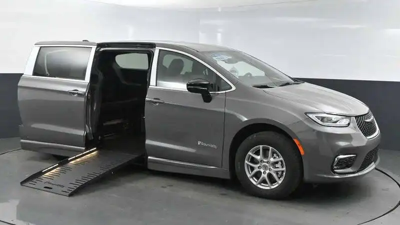 2025 Chrysler Pacifica Select's photo