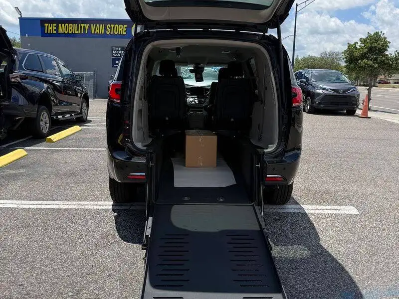 2025 Chrysler Pacifica Select photo 1
