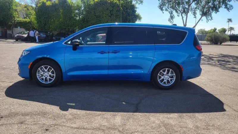 2026 Chrysler Pacifica Select photo 5