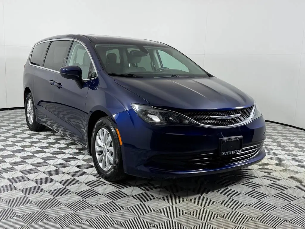 2017 Chrysler Pacifica Touring photo 3