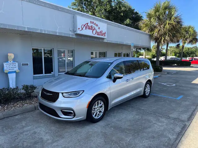 2023 Chrysler Pacifica Touring L's photo
