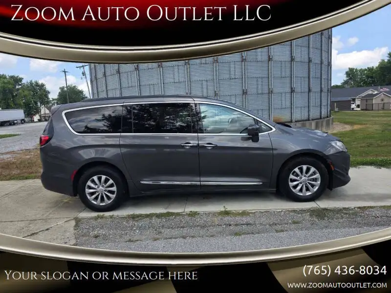2017 Chrysler Pacifica Touring-L's photo