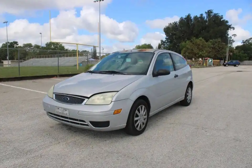2006 Ford Focus ZX3 SE's photo