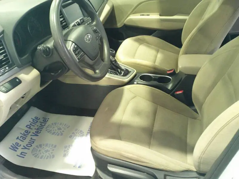 2017 Hyundai Elantra 2.0 SE A/T photo 3