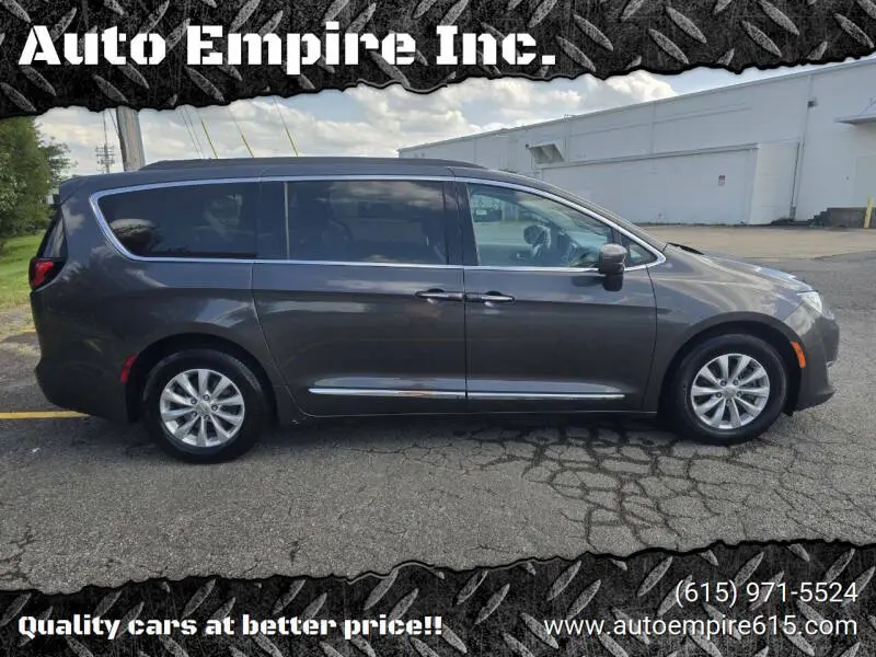 2017 Chrysler Pacifica Touring L photo 3