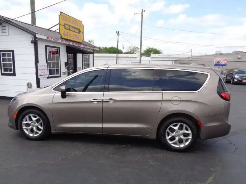 2017 Chrysler Pacifica Touring Plus's photo