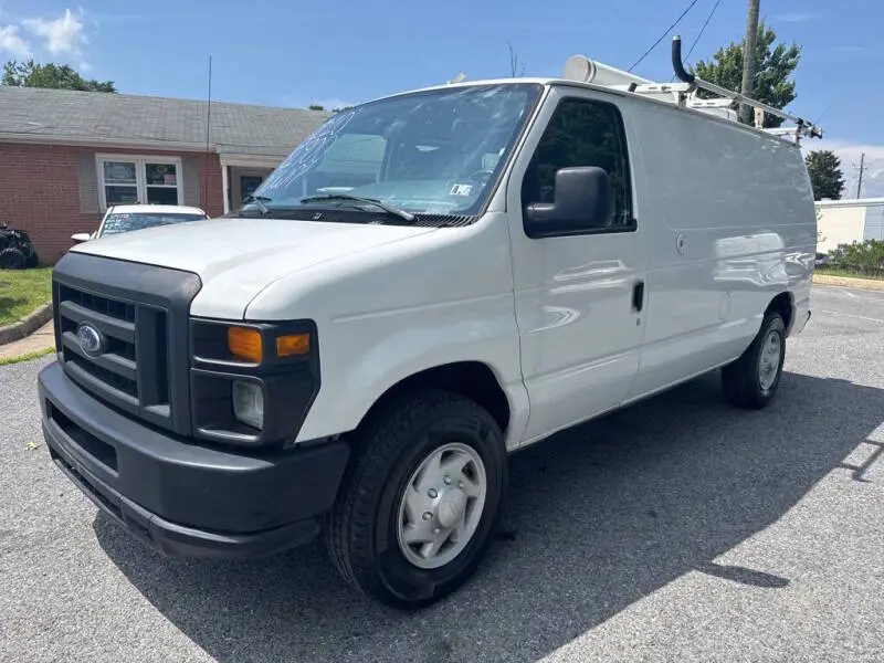 2010 Ford E-Series E-250 Van photo 3