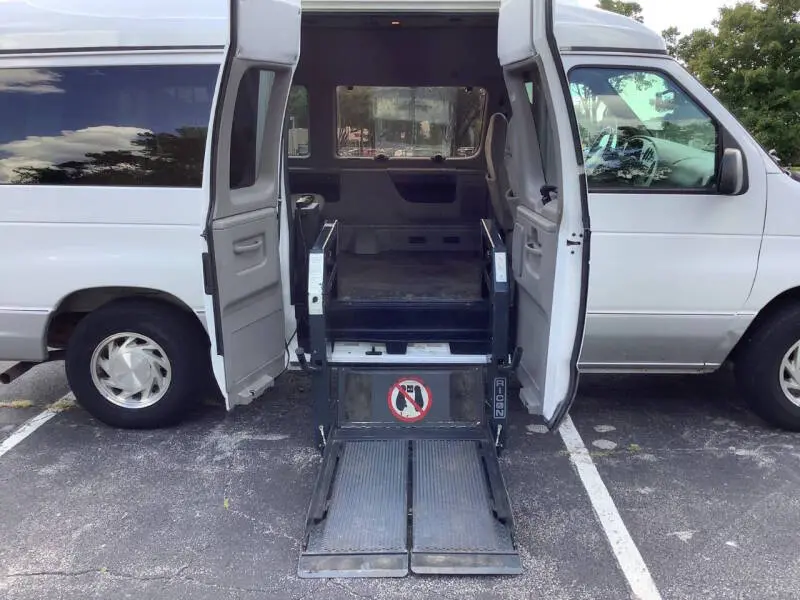 2000 Ford E-Series XLT E-150 photo 4