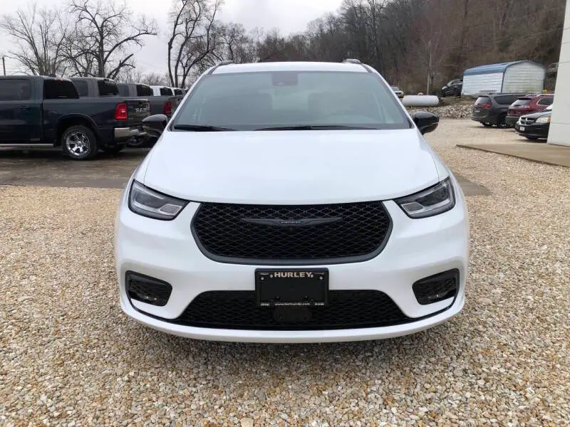 2026 Chrysler Pacifica Select photo 3
