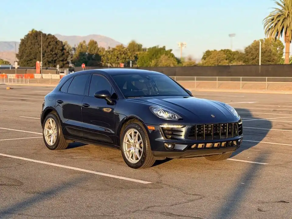 2018 Porsche Macan Sport Edition's photo