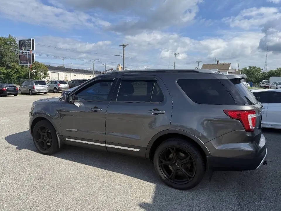 2017 Ford Explorer XLT 4WD photo 4