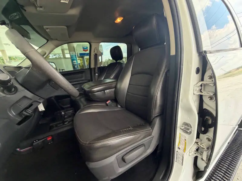 2012 RAM 2500 ST 4WD Crew Cab SWB photo 5