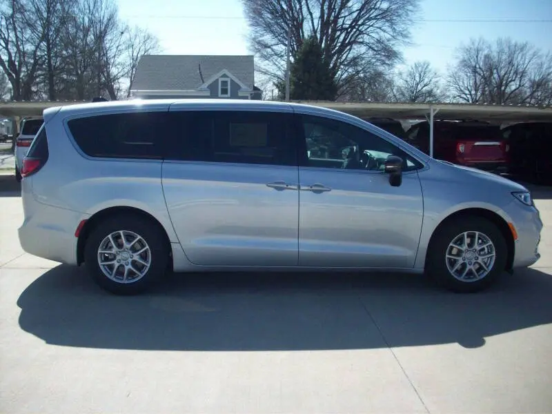 2026 Chrysler Pacifica Select photo 4