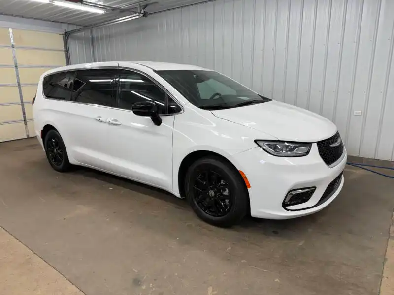 2025 Chrysler Pacifica Select's photo
